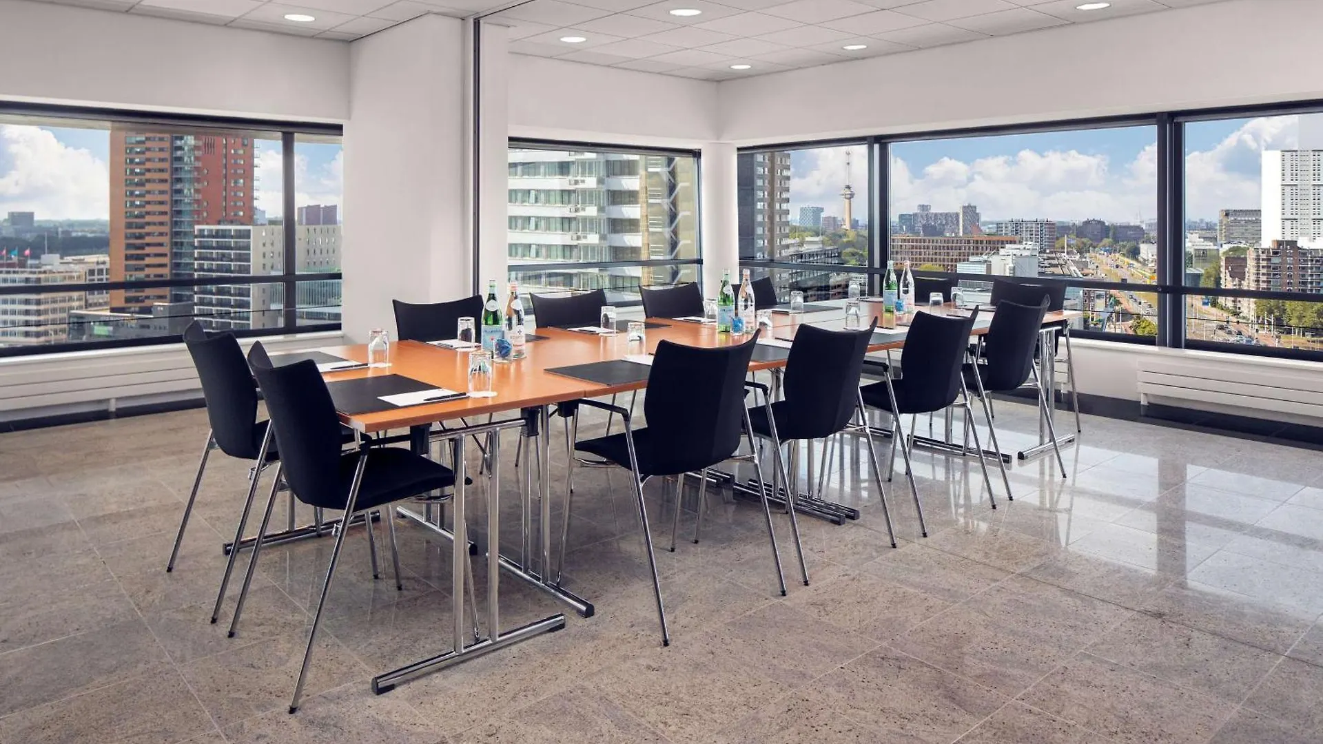 Hotel Doubletree By Hilton Rotterdam Centre 4*,